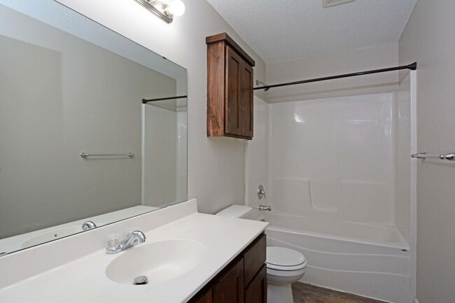 Building Photo - Newly Updated Townhouse Available Now in Monticello!