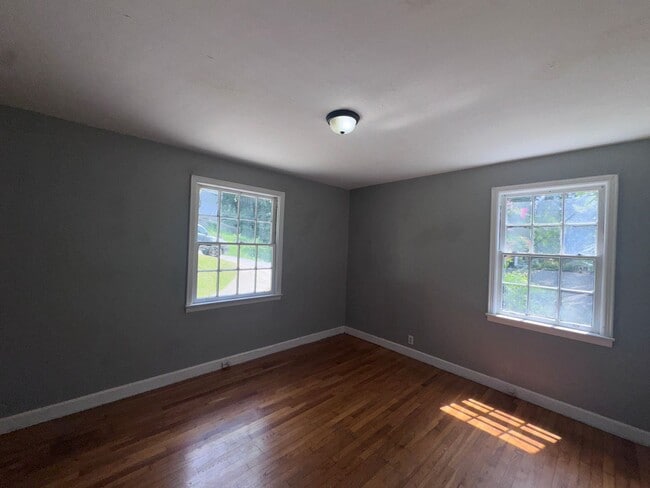 Building Photo - 3 bedroom/1 bath home