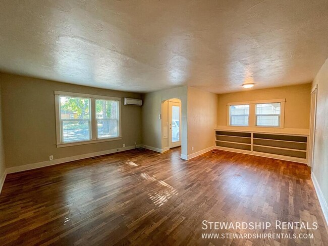 Building Photo - 5 Bd Close to Campus!