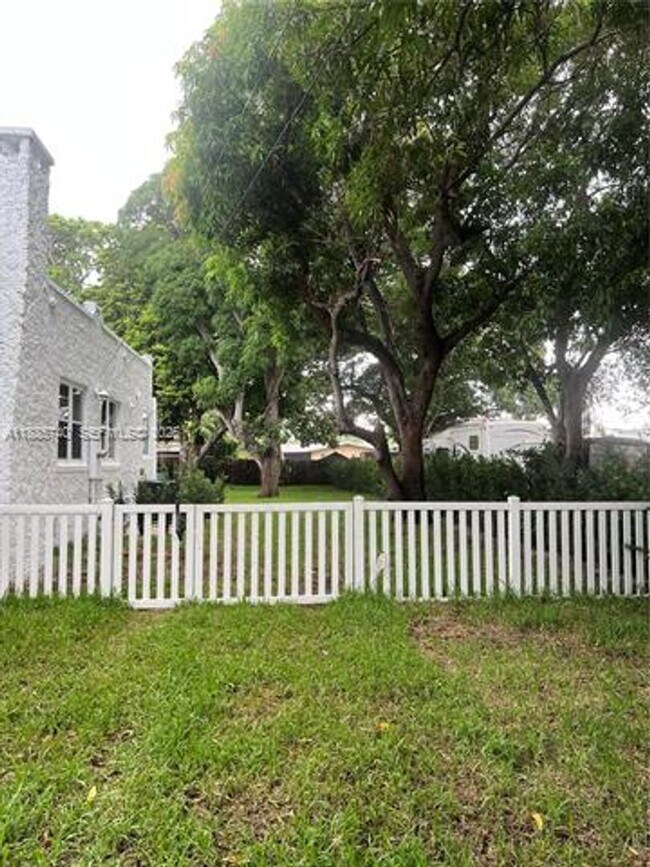 Building Photo - 130 SW 1st Ave