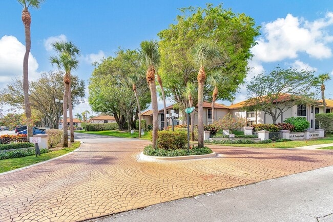 Building Photo - 351 Club Cir