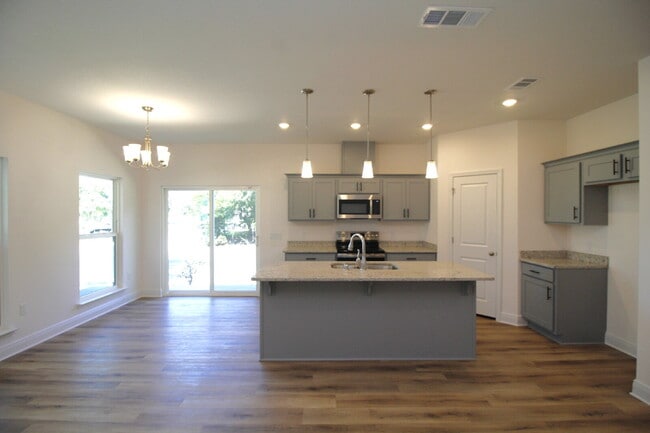 Building Photo - Modern 3-Bedroom Home with Granite Counter...