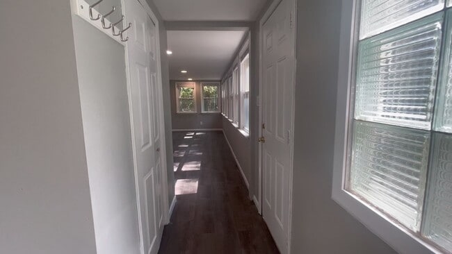 Building Photo - Spacious 4 Bed / 2 Bath Home with Large Ba...