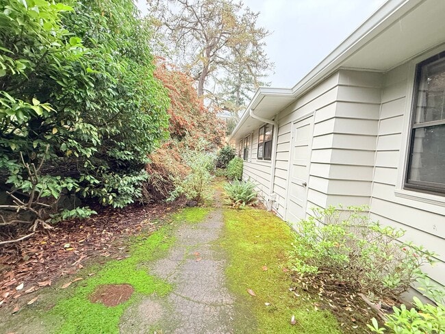 Building Photo - Charming 4 Bedroom Home with Fully Fenced Backyard!