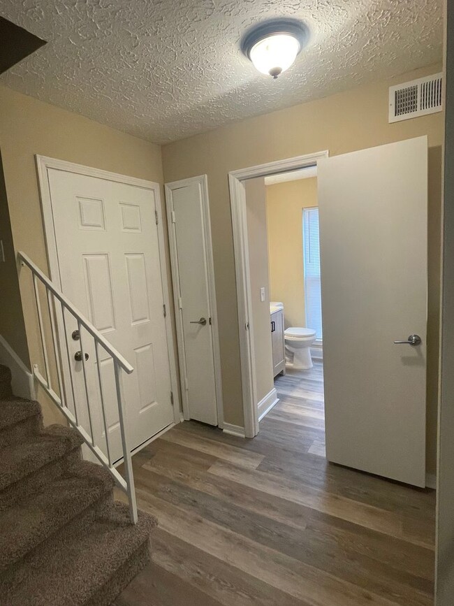 Building Photo - 531 Amquiwood Ct