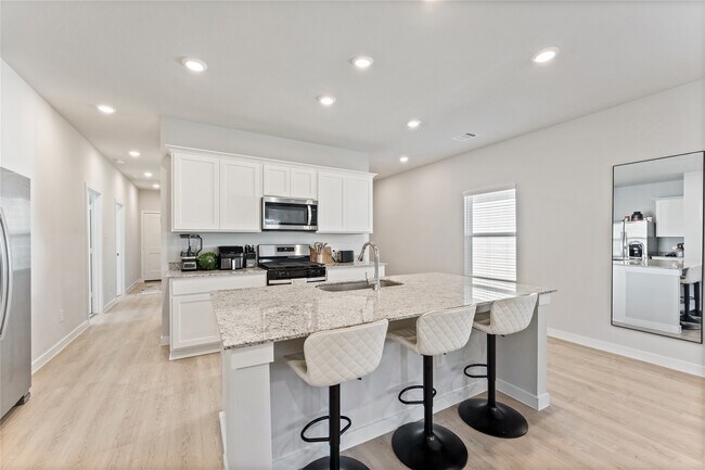 Building Photo - 16215 Globetrotter Ct