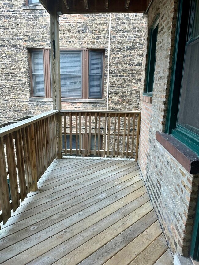 Building Photo - 5608 N Kenmore Ave