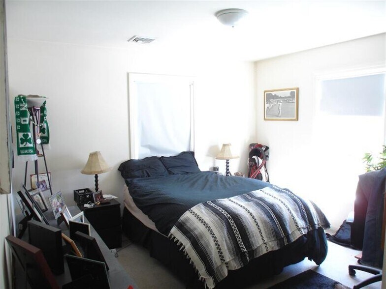 Building Photo - 10 Kent Ct