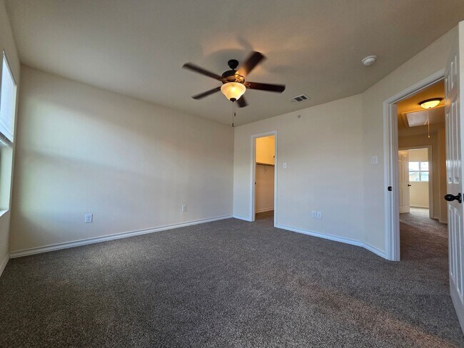 Building Photo - Town home for rent