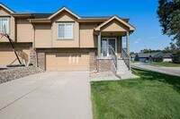 Building Photo - Beautiful Townhome in Shadow View