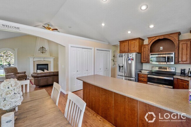 Building Photo - 9223 Silver Lake Dr