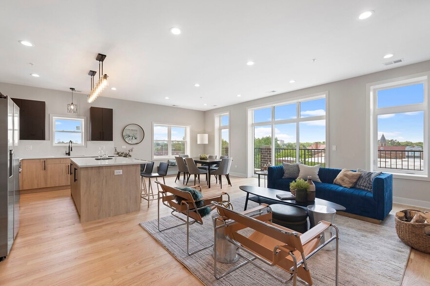 Building Photo - 5689 N Lincoln Ave