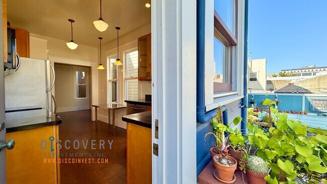 Building Photo - SOMA Top Floor Condominium for Immediate L...
