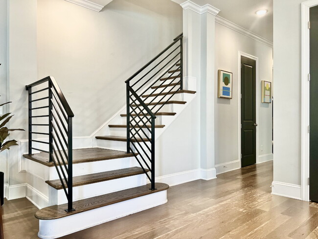 Building Photo - LUXURY TOWNHOME near Southend