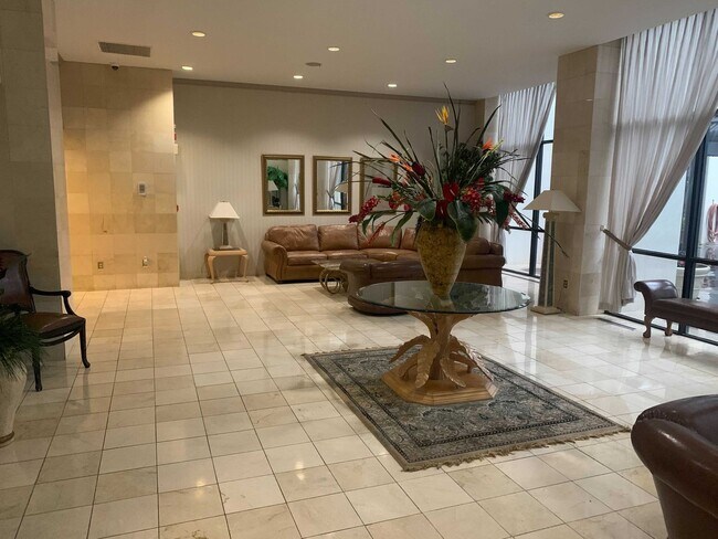 Building Photo - AMAZING STUDIO APARTMENT Near Medical Center w/ COMMUNITY POOL!