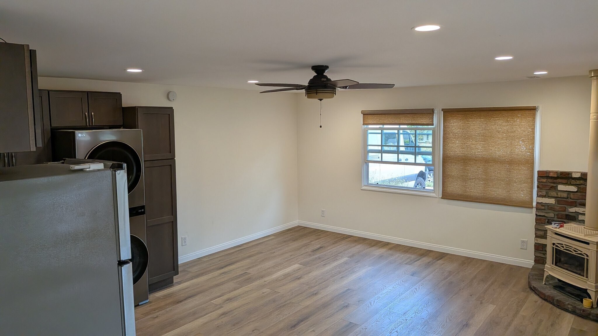 Building Photo - 570 Carlo Dr