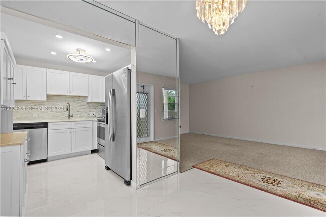 Building Photo - 523 Fanshaw M