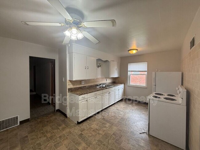 Building Photo - 211 N Cherrywood Ave