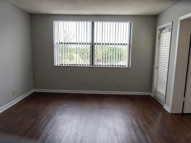 Building Photo - 718 Executive Center Dr