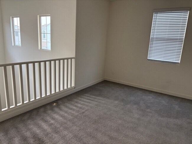 Building Photo - Modern 3-Bedroom + Loft + Den in Gated Pho...