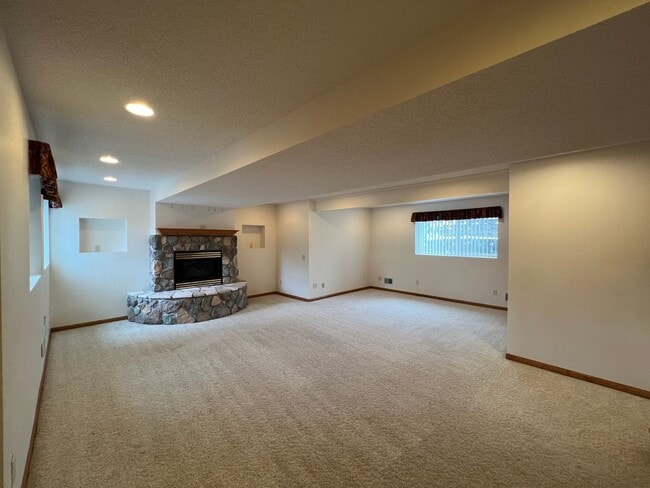 Building Photo - Gorgeous 5 Bed, 2.5 Bath Single-Family Home!