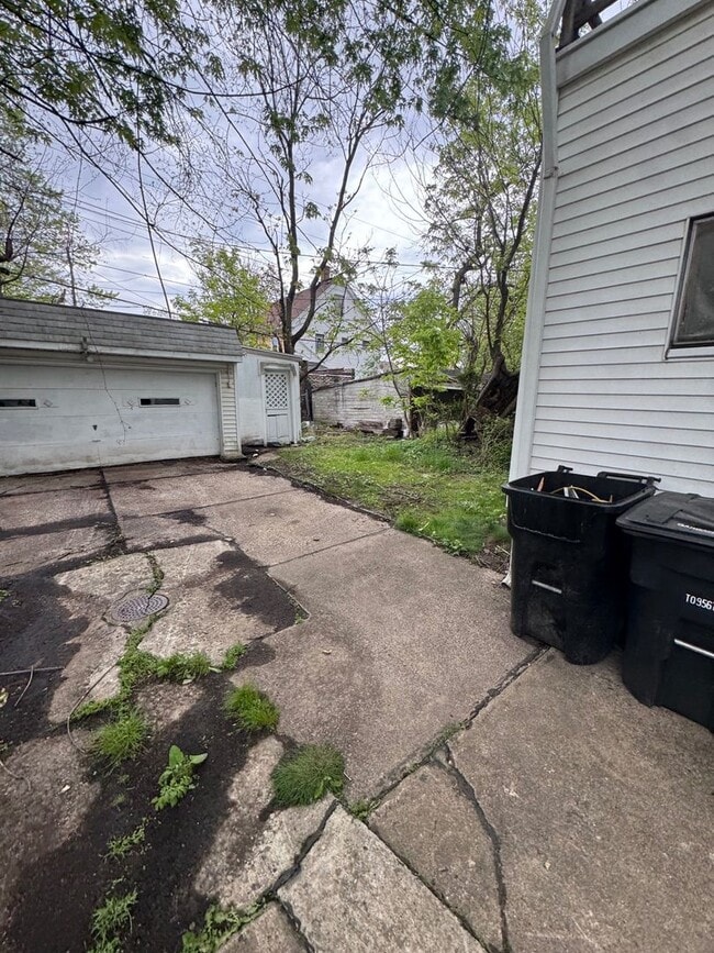 Building Photo - 3188 E 119th St