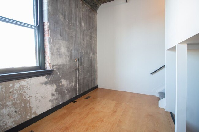 Building Photo - Spacious Loft