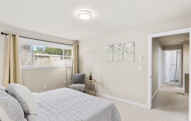 Building Photo - 3 Bed, 1.5 Bath, Remodeled Townhome is Ava...