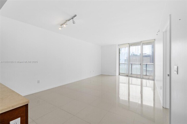 Building Photo - 495 Brickell Ave