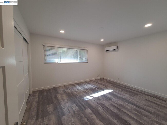 Building Photo - 749 Palomino Dr