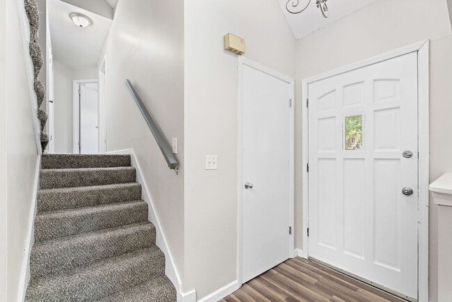 Building Photo - Spacious Overland Park 4 Bedroom Home - Av...