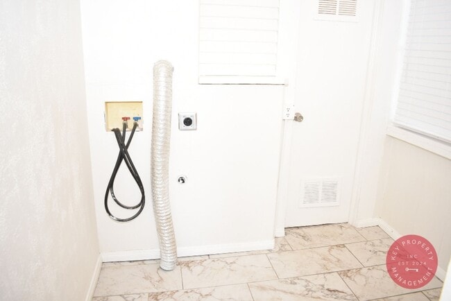 Building Photo - Charming 2-Bedroom Downtown Unit – Availab...
