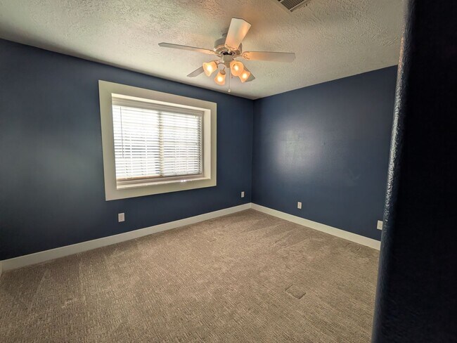 Building Photo - Low-Maintenance Living in the Heart of St. George