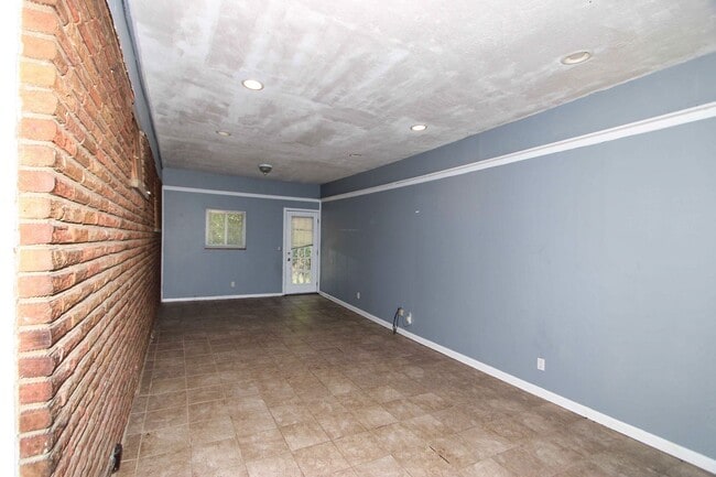 Building Photo - 4 Bed 2 Bath House for Rent