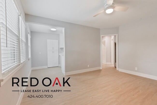 Building Photo - Recently Renovated One Bedroom Walk-Up wit...