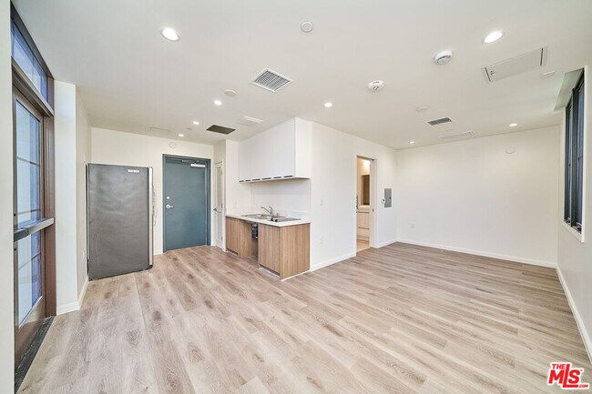 Building Photo - 951 S Wilton Pl