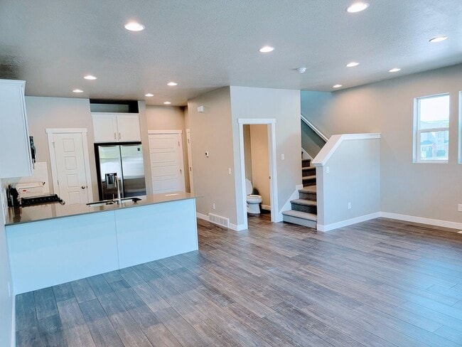 Building Photo - Gorgeous Townhome!!!