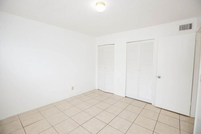 Building Photo - Beautiiful Palm Gardens 2 bedroom, 1 bath ...