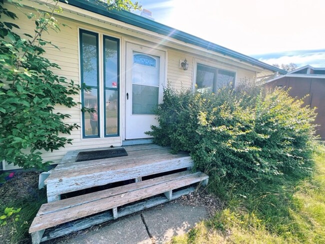 Building Photo - Rare find: 3bd/2bath East Anchorage home. ...