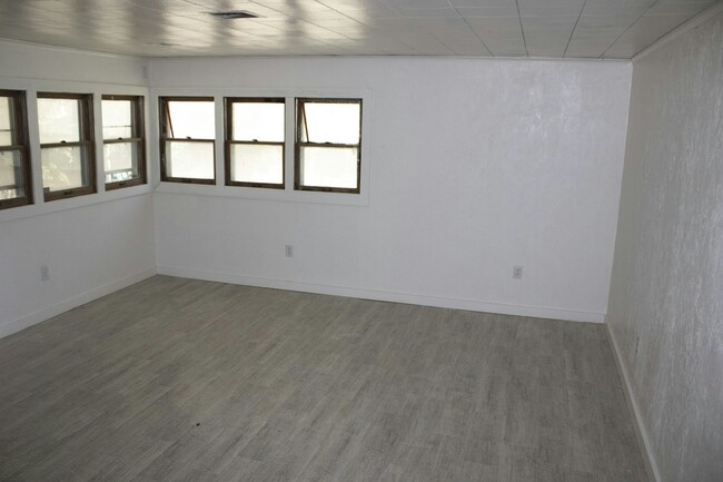 Building Photo - 2420 NE 25th St
