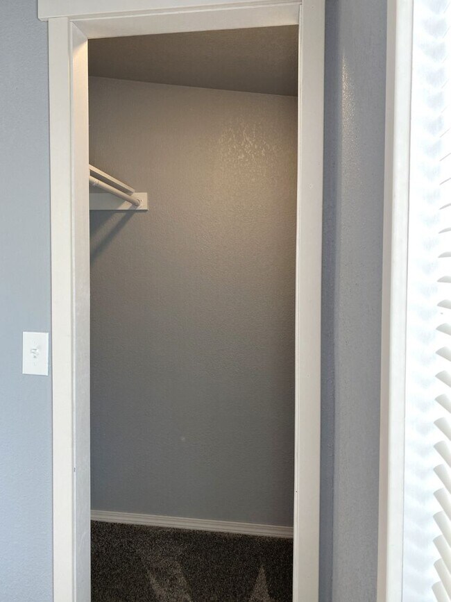 Building Photo - Freshly Updated in Dallesport