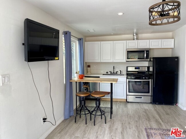 Building Photo - 4853 Canoga Ave