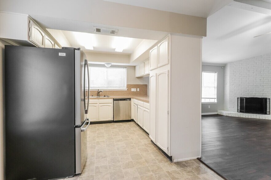 Building Photo - 2703 Wood River Rd