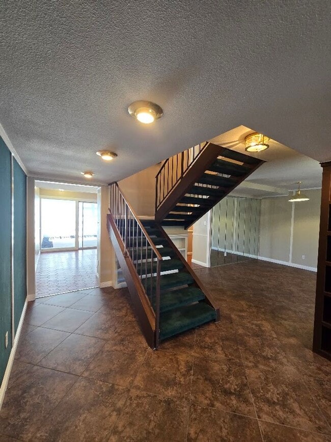 Building Photo - A Fabulous 3 Bedroom Townhome Centrally located.