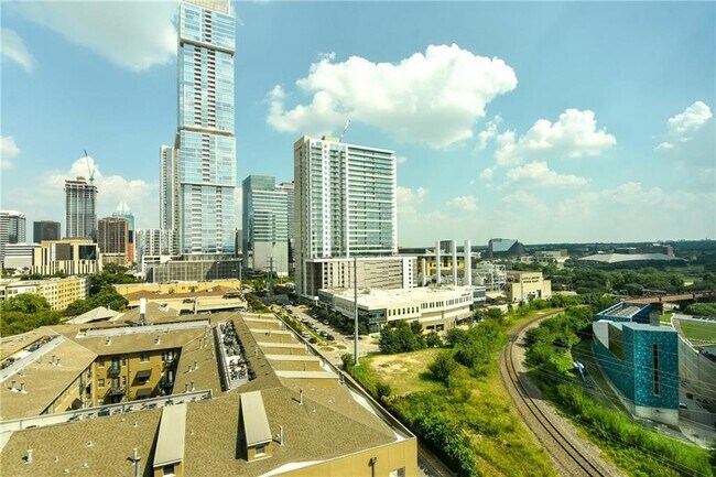 Building Photo - 300 Bowie St