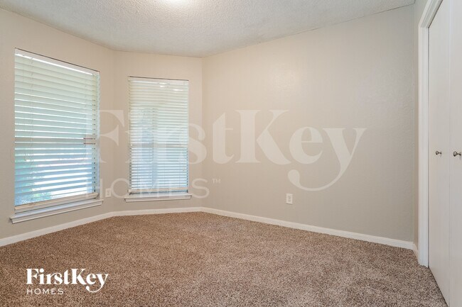 Building Photo - 5304 Tamarack Ct