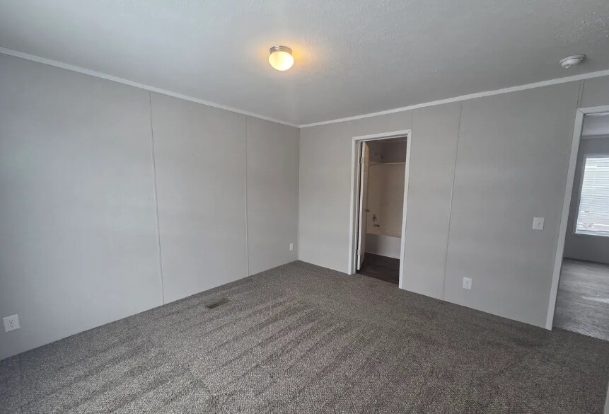 Building Photo - 725 Oak Ln