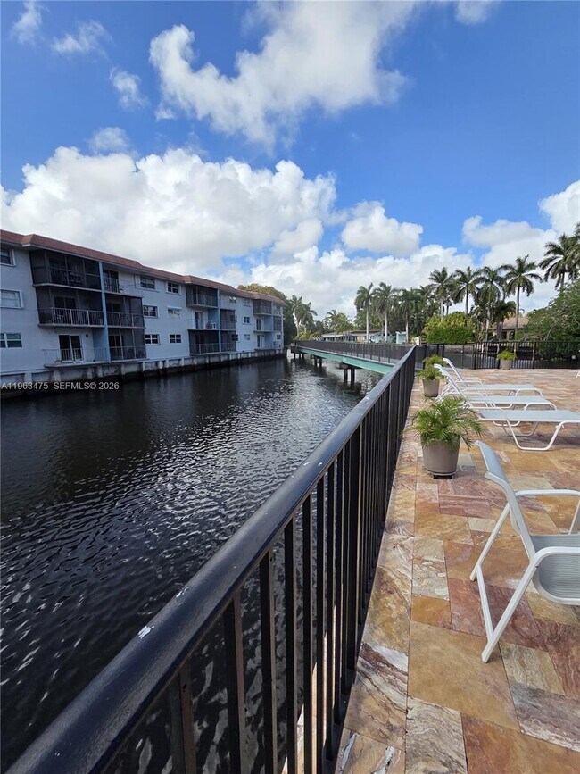 Building Photo - 333 NW 17th Ct