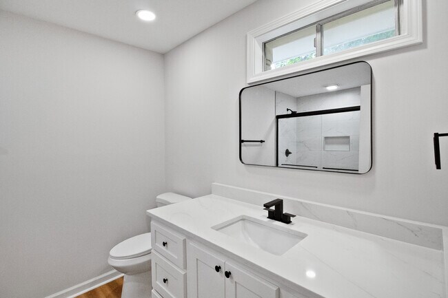 Building Photo - 1027 Tanglewood Dr
