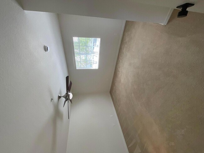 Building Photo - 5269 SE Jennings Ln